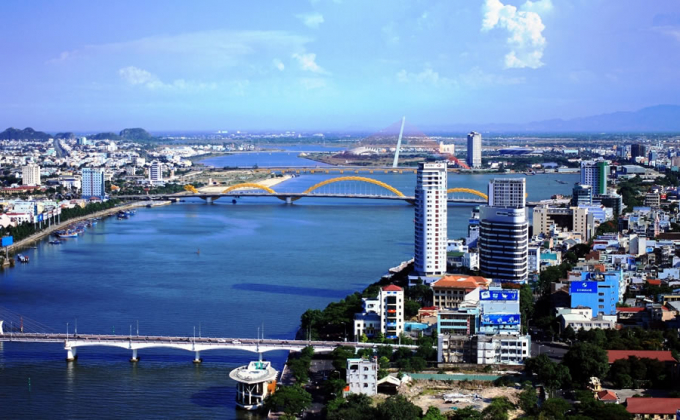 Về dịch vụ, Đà Nẵng sẽ phát triển dịch vụ du lịch gắn với bất động sản nghỉ dưỡng; bao gồm việc nghiên cứu quy hoạch đầu tư xây dựng Vịnh Đà Nẵng với kiến trúc và dịch vụ đặc sắc tạo điểm nhấn cho thành phố Đà Nẵng.