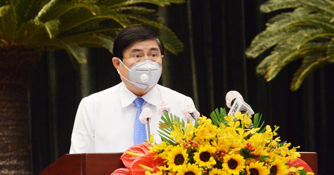 Chủ tịch UBND Tp.HCM Nguyễn Thành Phong báo cáo tại kỳ họp chiều 27/3.