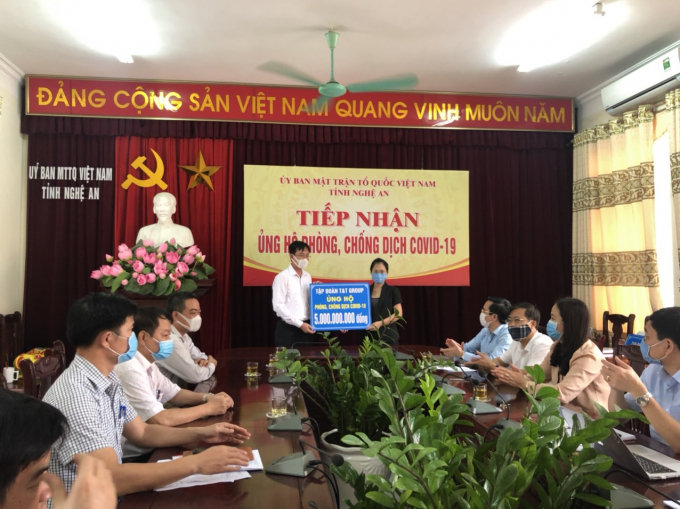Đại diện Tập đoàn T&T Group trao 5 tỷ đồng ủng hộ công tác phòng, chống dịch COVID-19 của tỉnh Nghệ An.