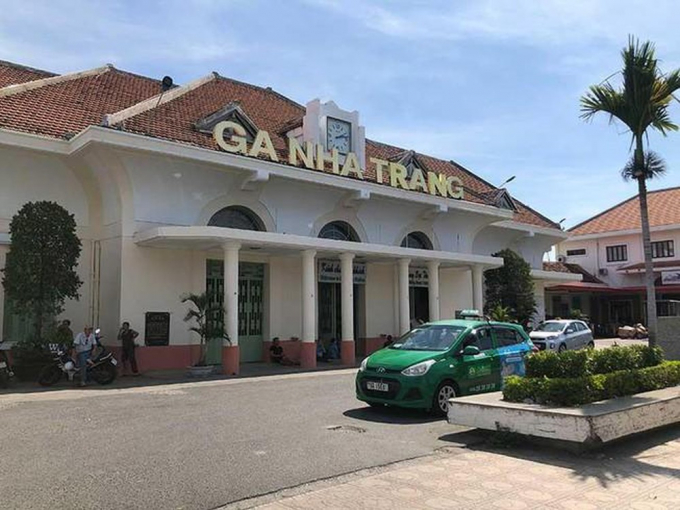 Sở GTVT Khánh Hoà lại đồng ý với phương án di dời của doanh nghiệp vì cho rằng ga Nha Trang tiếp nhận khoảng 48 đoàn tàu ra vào ga mỗi ngày khiến giao thông thường xuyên ùn tắc.