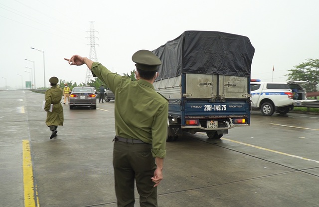Lực lượng công an, liên ngành của Hải Phòng bắt xe từ từ Hà Nội xuống phải quay đầu trên cao tốc trong sáng 2/4 dù đã đi 100 km.