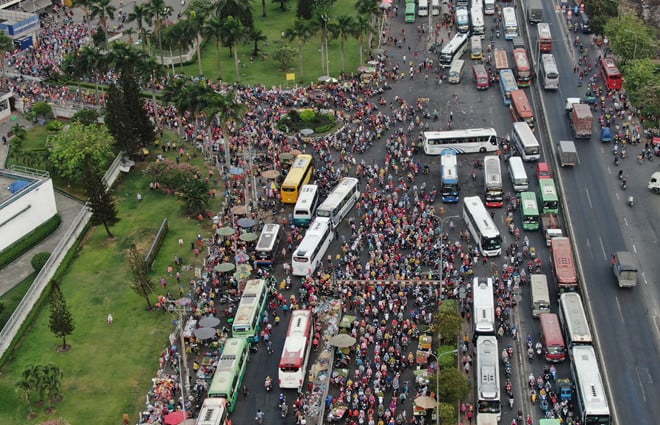 Với khoảng 70.000 công nhân, sau khi tan ca, công nhân của Công ty TNHH Pouyuen Việt Nam tràn ra kín cả một đoạn đường.