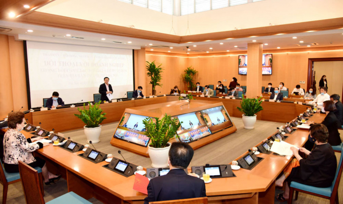 Bí thư Thành ủy Hà Nội Vương Đình Huệ chủ trì cuộc đối thoại với doanh nghiệp trên địa bàn chiều 16/4.