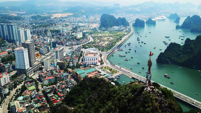 Hồi tháng 6/2019, một tập đoàn bất động sản lớn cũng đã được UBND tỉnh Quảng Ninh chấp thuận cho triển khai nghiên cứu lập quy hoạch dự án khu du lịch, dịch vụ, đô thị ven biển tại phường Quang Hanh với quy mô lên tới 1.715,5ha.