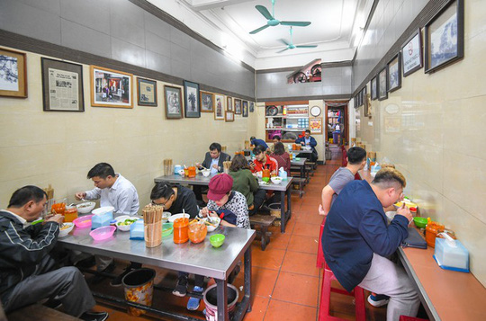 Các quán ăn uống tại Hà Nội sẽ được mở cửa từ ngày 23/4 nhưng phải bố trí khoảng cách giữa các khách hàng, đảm bảo phòng chống dịch.