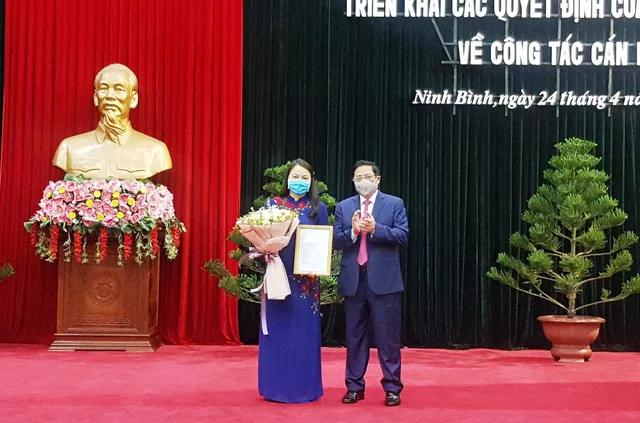 Trưởng Ban Tổ chức Trung ương Phạm Minh Chính trao Quyết định và chúc mừng bà Nguyễn Thị Thu Hà được điều động giữ chức Bí thư Tỉnh ủy Ninh Bình.