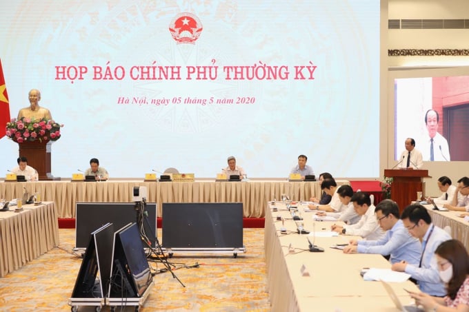 Bộ trưởng, Chủ nhiệm Văn phòng Chính phủ Mai Tiến Dũng chủ trì cuộc họp báo.