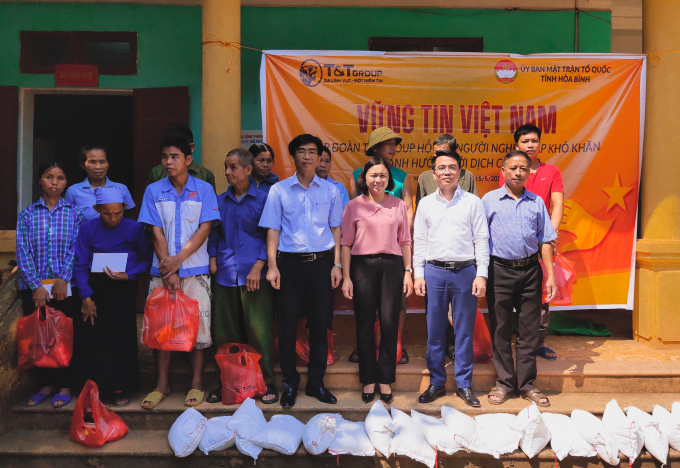 Chương trình “Vững tin Việt Nam” đã đi được 1/3 chặng đường, đến với 9 tỉnh thành, trực tiếp hỗ trợ, động viên gần 6 nghìn hộ nghèo gặp khó khăn do ảnh hưởng của dịch Covid-19.