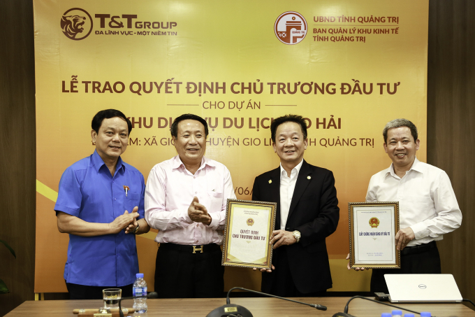 Ông Hà Sỹ Đồng (thứ hai từ trái sang) - Phó Chủ tịch UBND tỉnh Quảng Trị trao giấy chứng nhận đầu tư cho Chủ tịch HĐQT kiêm Tổng giám đốc Tập đoàn T&T Group Đỗ Quang Hiển (thứ hai từ phải sang).