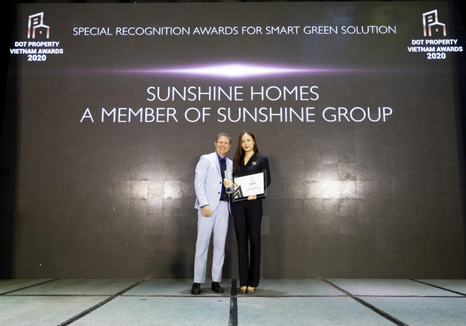 Bà Đỗ Hồng Nhung - Tổng giám đốc Sunshine Sài Gòn đại diện Sunshine Homes nhận “Giải thưởng công nhận đặc biệt cho giải pháp xanh - thông minh 2020” tại Dot Property Vietnam Awards 2020.