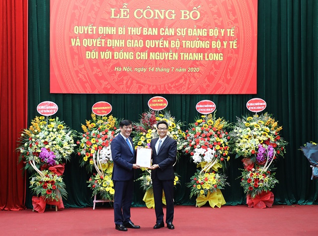 Phó thủ tướng Vũ Đức Đam trao Quyết định Bí thư Ban Cán sự Đảng và Quyết định giao Quyền Bộ trưởng Bộ Y tế cho ông Nguyễn Thanh Long.