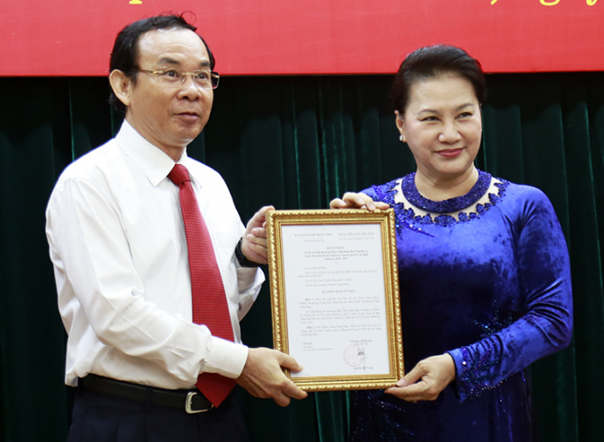 Chủ tịch Quốc hội Nguyễn Thị Kim Ngân trao quyết định cho ông Nguyễn Văn Nên sáng 11/10.