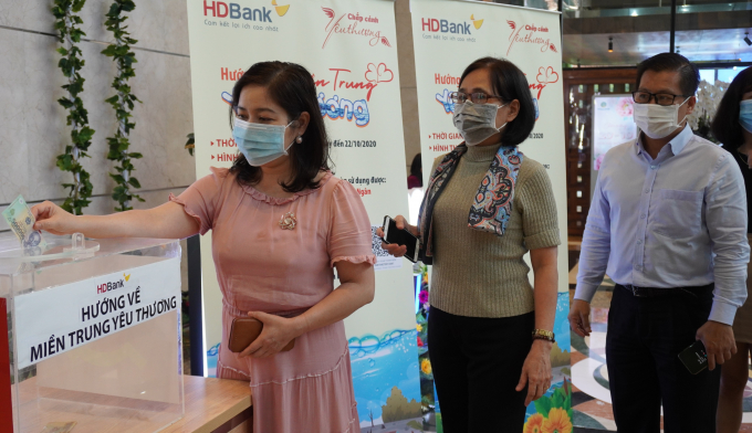 Ngoài ra, CBNV HDBank còn có thể ủng hộ bà con miền Trung bằng hình thức quyên góp tiền mặt trực tiếp.
