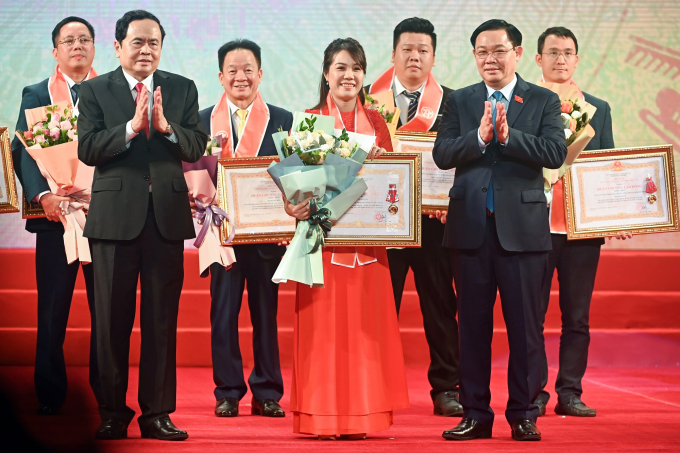 Bà Ninh Thị Lan Phương - Phó TGĐ Ngân hàng SHB vinh dự nhận Huân chương Lao động hạng Ba.