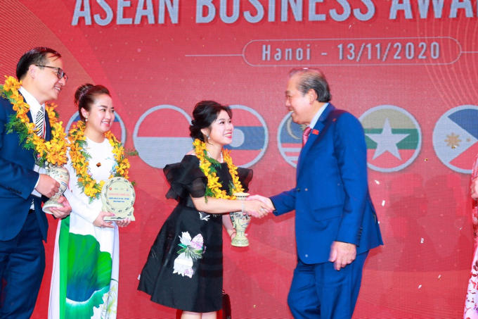Đại diện Công ty Hengsan Việt Nam nhận giải thưởng.