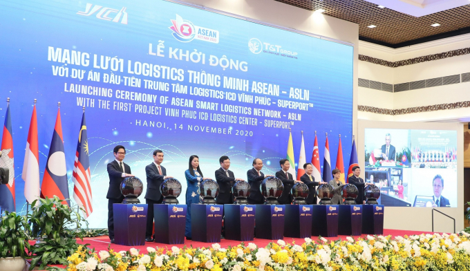 Thủ tướng Chính phủ Nguyễn Xuân Phúc và các đại diện bấm nút khởi động Mạng lưới Logistics thông minh ASEAN với dự án đầu tiên “Trung tâm Logistics ICD Vĩnh Phúc” do Liên danh Tập đoàn T&T Group (Việt Nam) – Tập đoàn YCH– YCH Holdings (Singapore) làm chủ đầu tư.