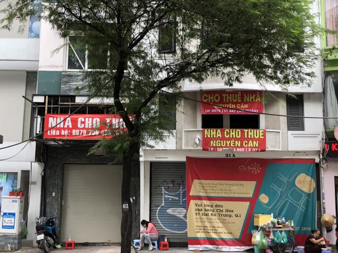 Nhiều cửa hàng đóng cửa, treo biển cho thuê san sát nhau trên phố Lê Thánh Tôn, TP.HCM. (Ảnh: Hoàng Đức)