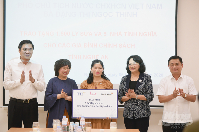 Phó Chủ tịch nước Đặng Thị Ngọc Thịnh và Chủ tịch Tập đoàn TH bà Thái Hương trao 1.500 ly sữa TH cho trường tiểu học xã Nghĩa Lâm, huyện Nghĩa Đàn, Nghệ An.