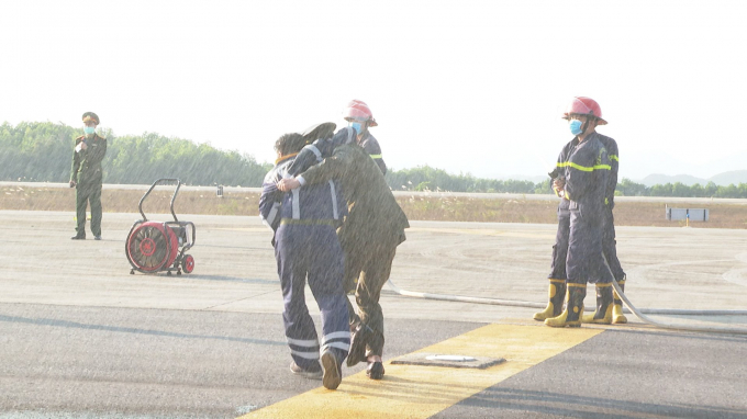 Sân bay Vân Đồn diễn tập tình huống khẩn nguy nghiêm túc, nhanh gọn (7)