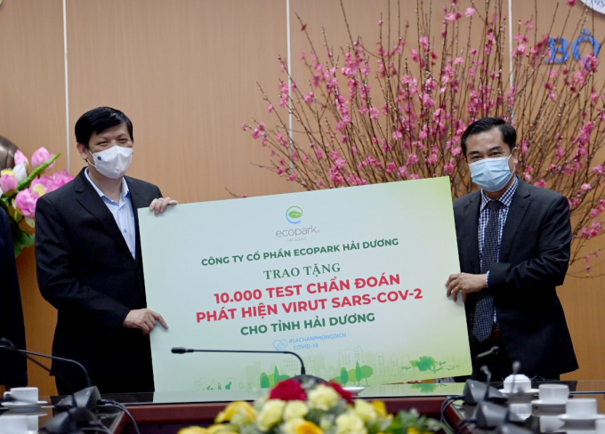 Ông Nguyễn Công Hồng - Tổng giám đốc công ty cổ phần Ecopark Hải Dương trao tặng 10,000 test chuẩn đoán Covid-19.