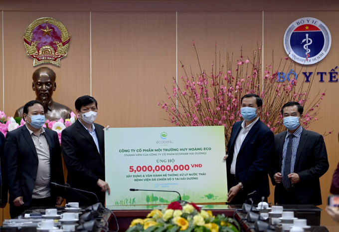 Ông Phùng Quang Huy - Tổng Giám đốc Công ty Cổ phần Môi trường Huy Hoàng Eco (thứ hai từ bên phải) trao tặng 5 tỷ đồng tài trợ trạm xử lý nước thải y tế bệnh viện dã chiến 3 tại Hải Dương.