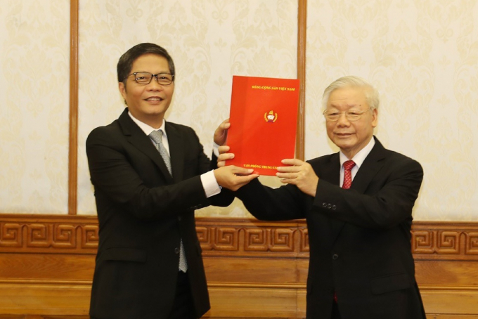 Tổng bí thư, Chủ tịch nước Nguyễn Phú Trọng trao quyết định Trưởng ban Kinh tế Trung ương cho ông Trần Tuấn Anh.