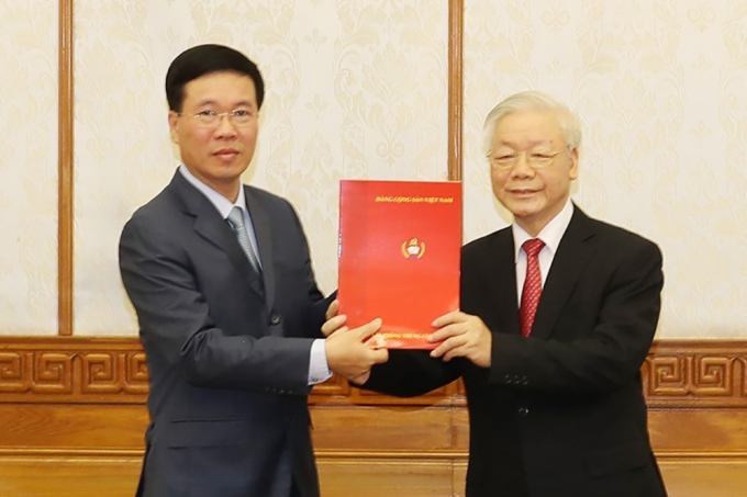 Tổng bí thư, Chủ tịch nước Nguyễn Phú Trọng trao quyết định Thường trực Ban bí thư cho ông Võ Văn Thưởng.