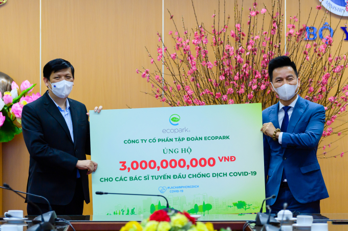 Ông Trần Quốc Việt – Tổng Giám đốc Ecopark (bên phải) trao tặng 3 tỉ đồng cho các bác sĩ tuyến đầu chống dịch COVID-19.
