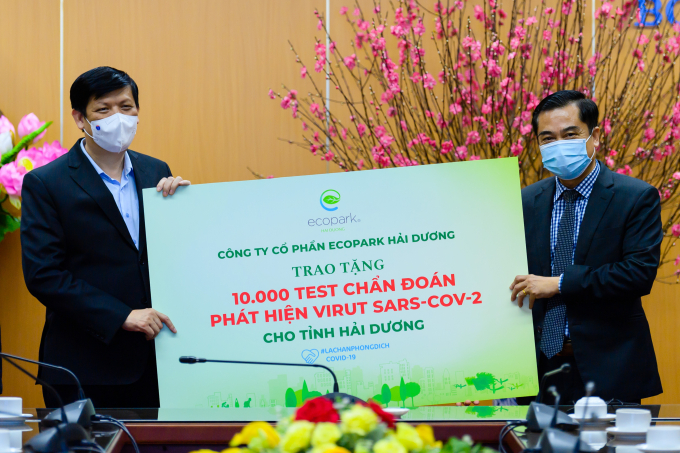 Ông Nguyễn Công Hồng - Tổng Giám đốc Công ty CP Ecopark Hải Dương trao 10.000 test chẩn đoán COVID-19 tới lãnh đạo Bộ Y tế.