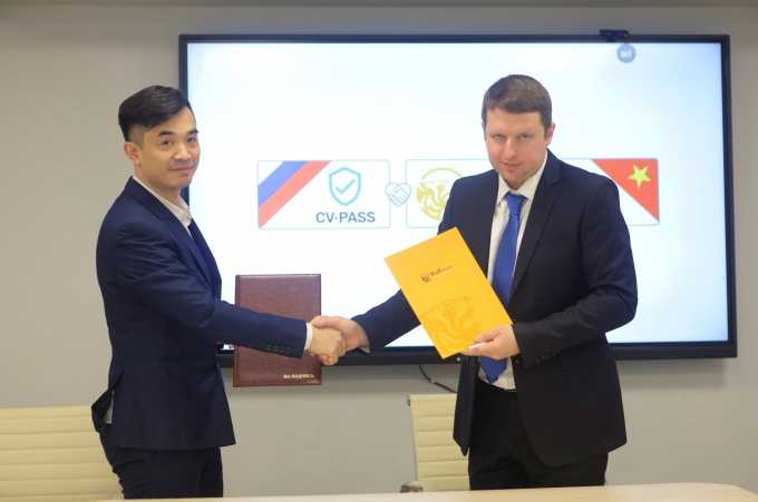 Ông Nguyễn Huy Hùng Việt - Tổng Giám đốc Công ty T&T Nga (trái) và Ông Andrey Kolmogorov - Tổng Giám đốc Công ty CVPASS (phải) ký kết Biên bản ghi nhớ hợp tác.