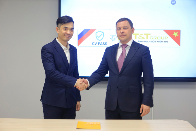 Tổng Giám đốc Công ty T&T Nga Nguyễn Huy Hùng Việt (trái) và Giám đốc điều hành Tập đoàn VR-Logistic (phải) tại lễ ký Biên bản ghi nhớ hợp tác.
