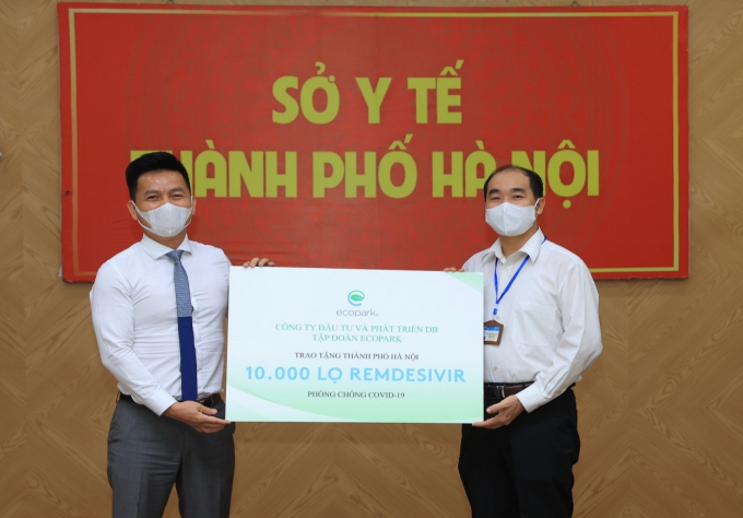 Tại khu vực Phía Bắc, Sở Y tế Hà Nội đã nhận được 10.000 lọ thuốc do Ecopark trao tặng.