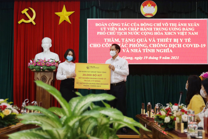 : Đại diện Tập đoàn T&T Group trao tặng 20.000 bộ kit xét nghiệm nhanh COVID-19 trị giá 3 tỷ đồng cho đại diện lãnh đạo huyện An Phú (tỉnh An Giang), “tiếp sức” địa phương trong công tác phòng, chống dịch.