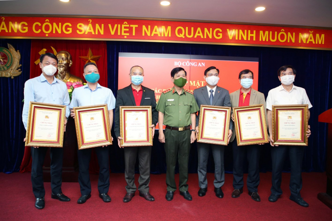 2. Thượng tướng Nguyễn Văn Sơn, Thứ trưởng Bộ Công an trao giấy chứng nhận cho các doanh nghiệp.