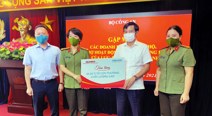 Ông Nguyễn Quốc Huy  - Phó Tổng Giám đốc Tập đoàn Geleximco trao tặng xe cho Bộ Công an.