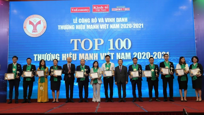 Eurowindow Holding thuộc Top 100  Thương hiệu mạnh Việt Nam năm 2020 – 2021.