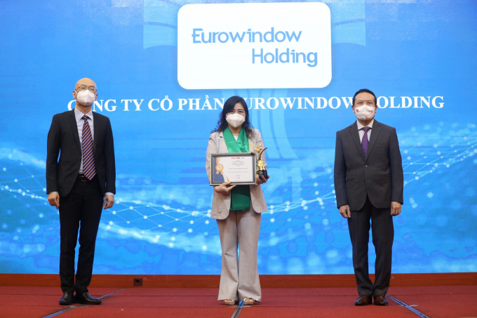 Bà Nguyễn Thanh Mai – Phó Tổng Giám đốc Eurowindow Holding đại diện công ty nhận chứng nhận “Doanh nghiệp Thương hiệu mạnh Việt Nam”.