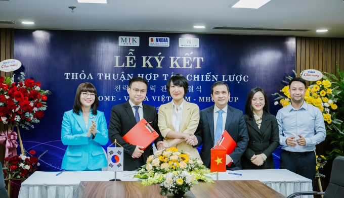Sự kiện được xem là bước đầu đánh dấu chiến lược kinh doanh táo bạo của MIK Home với thị trường khách hàng Hàn Quốc đầy tiềm năng. Trong ảnh, bà Nguyễn Thị Hồng Huệ Phó Tổng Giám đốc MIK Home (đứng giữa) bắt tay cùng 2 đối tác.
