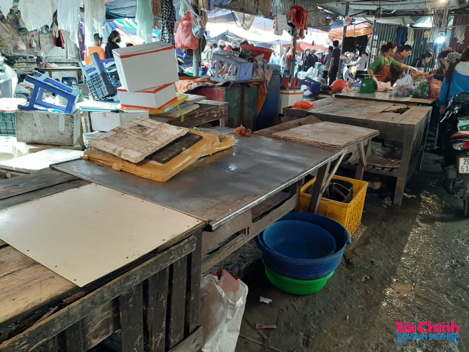 8h30 sáng tại khu chợ tạm ở ngõ 64 đường Kim Giang, các quầy thịt gần như hết sạch. Những chiếc bàn bán thịt lợn đã rửa sạch, lau khô. Những quầy thịt lợn còn lại người dân tập trung đông đúc để chờ mua.