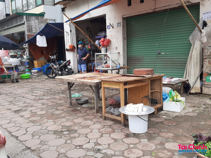 Khu chợ cóc trên đường Vũ Tông Phan, thực phẩm cũng hết nhanh chóng.