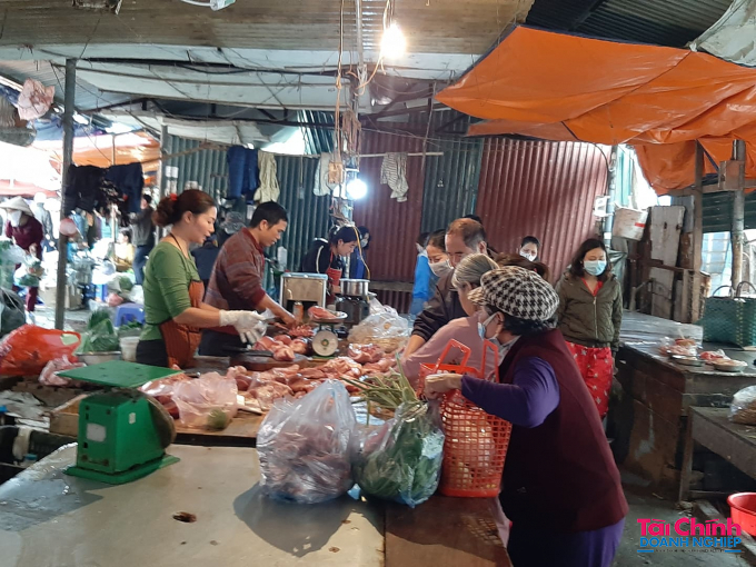 Khu chợ trong ngõ 64 Kim Giang chật kín người. Các loại thực phẩm như thịt, rau, củ, quả... được bán hết nhanh chóng.