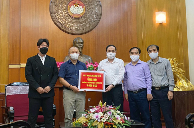 HLV trưởng ĐTQG Park Hang Seo đã trao 5.000 USD ủng hộ “Quỹ phòng chống dịch Covid-19”.