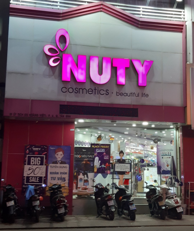 Chi nhánh của chuỗi cửa hàng Nuty tại số 19 Út Tịch, phường 4, quận Tân Bình, Tp.HCM thu hút lượng khách động đảo