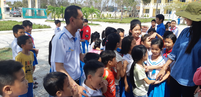 Đại diện Tập đoàn Đất Xanh cùng các mạnh thường quân thăm và trao quà cho trường tiểu học Hùng Vương (Tam Kỳ, Quảng Nam) bị tốc mái hoàn toàn sau cơn bão số 9
