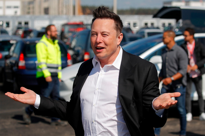 Tỷ phú Elon Musk hoàn toàn có thể đe dọa vị trí người giàu nhất thế giới của Jeff Bezos vì giá cổ phiếu Tesla có thể tăng mạnh trong năm tới. Ảnh: The Guardian