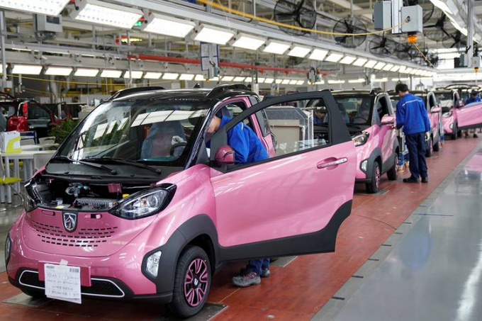 Vài năm gần đây, chính phủ Trung Quốc triển khai nhiều biện áp khuyến khích người dân mua ô tô sử dụng năng lượng mới (NEV) của các hãng xe điện. Ảnh: WSJ