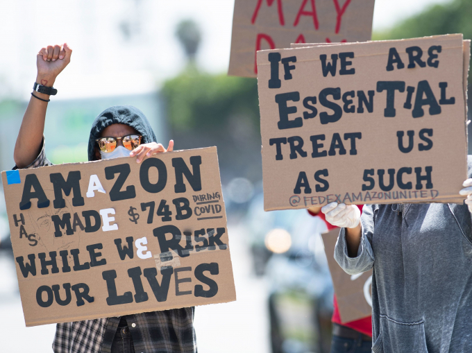 Nhân viên Amazon ở nhiều nước châu Âu đang đình công để phản đối chính sách đối xử với người lao động của tập đoàn. Ảnh: AP