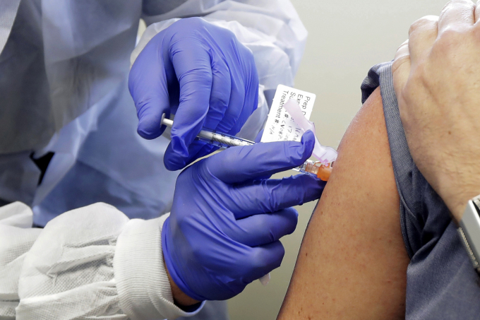 Không có doanh nghiệp sản xuất vắc xin ngừa COVID-19, song Anh đã trở thành quốc gia đầu tiên cho phép sử dụng vắc xin. Ảnh: CNN
