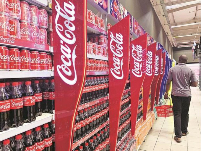 Hồi tháng 8, Coca Cola thông báo họ sẽ tung ra gói hỗ trợ nghỉ việc tự nguyện đối với 4.000 nhân viên tại Mỹ, Canada và Puerto Rico. Ảnh: AP