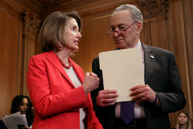 Bà Nancy Pelosi, Chủ tịch Hạ viện Mỹ, và ông Chuck Schumer, thủ lĩnh phe Dân chủ ở Thượng viện, đã thảo luận với đảng Cộng hòa trong nhiều ngày để chốt gói cứu trợ COVID-19 trị giá 900 tỷ USD. Ảnh: Politico